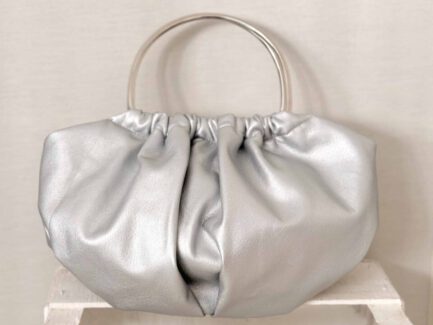 Bolso Sophie con aro metalico dorado en cuero vegano plateado