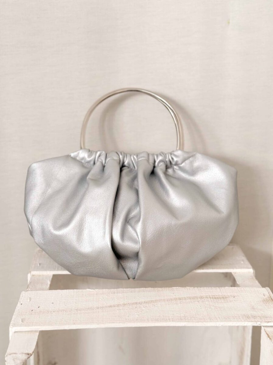 Bolso Sophie con aro metalico dorado en cuero vegano plateado