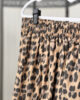 detalle falda leopardo tablas